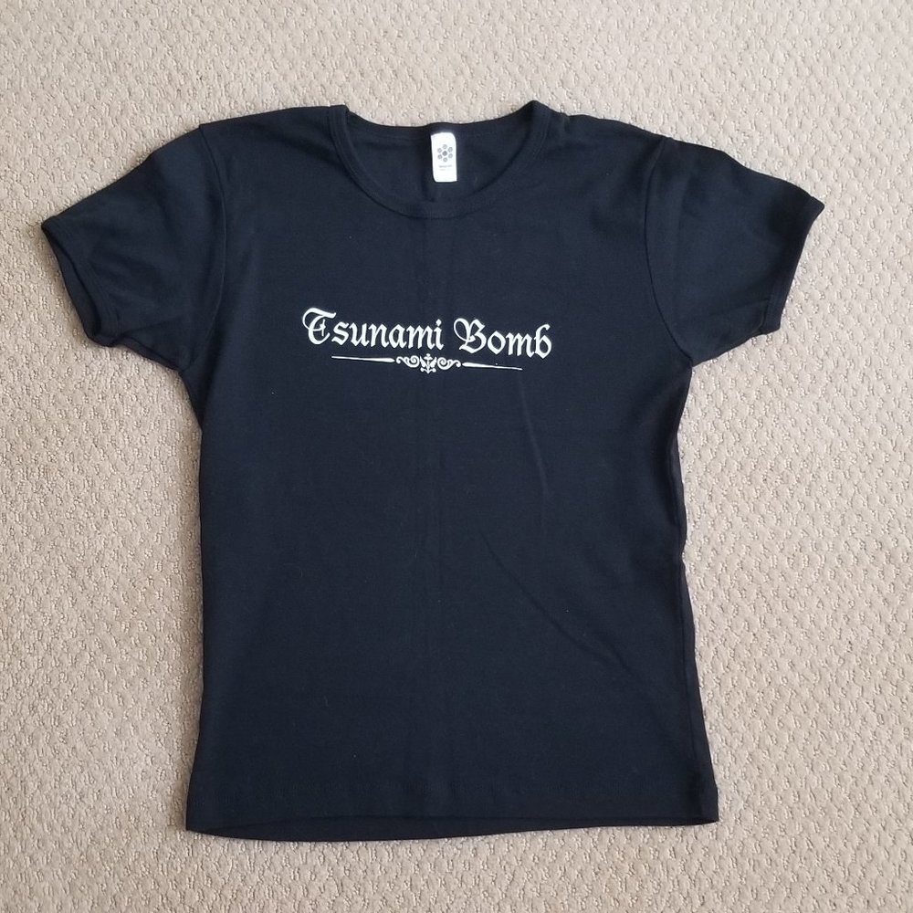 **NWOT** Tsunami Bomb Concert T-Shirt Size Large